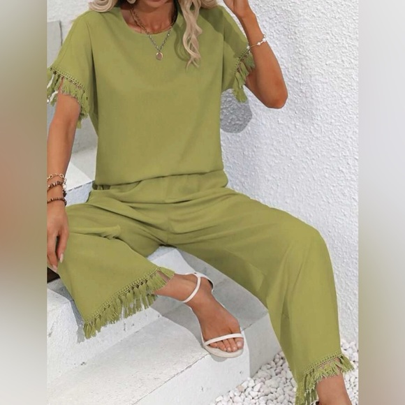 Cute, classy & a little sassy Lune Top and Pants - Picture 4 of 6